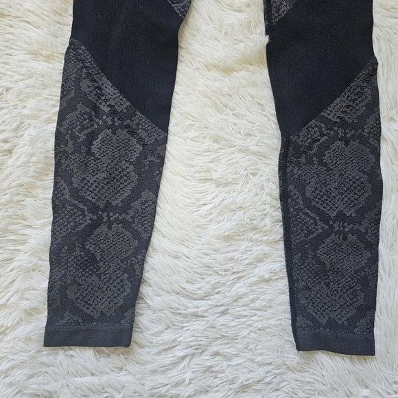 Target brand black snake print leggings size Small‎ S - Picture 10 of 10